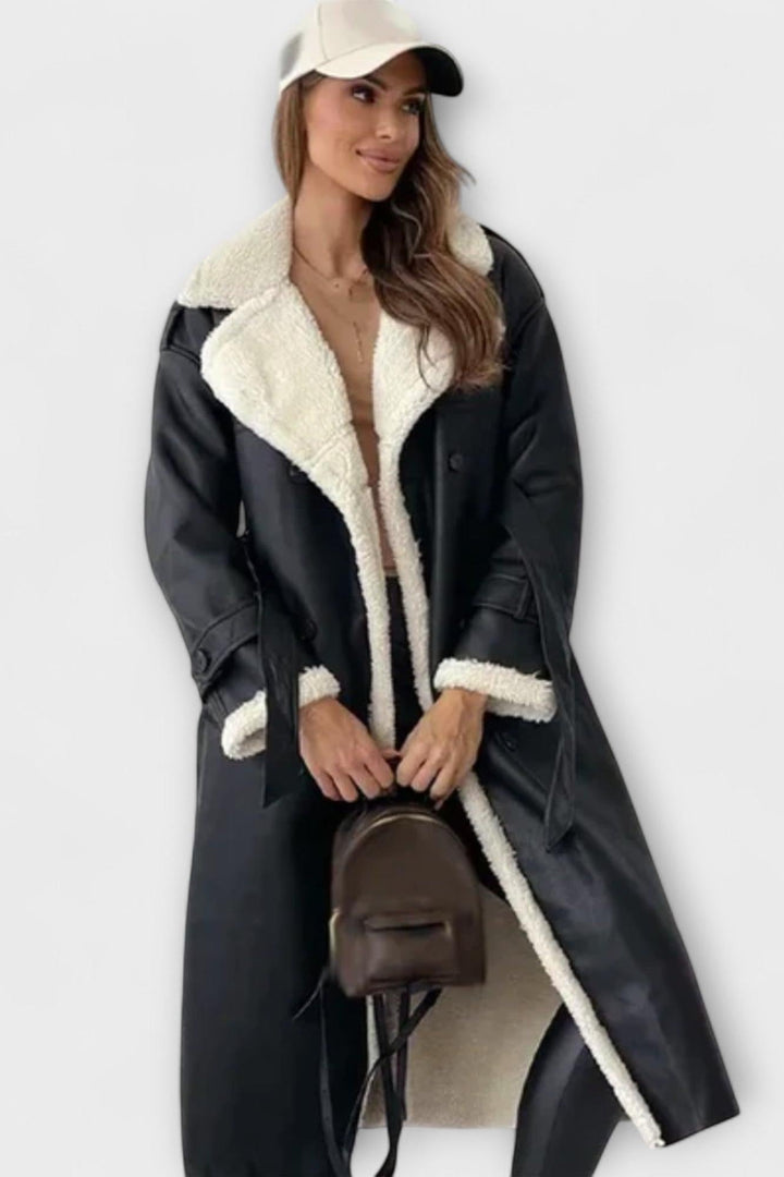 Elegant Andrea kvindejakke i sort kunstpels og læderlook. Varm og klassisk vinterjakke med fleecefor.
