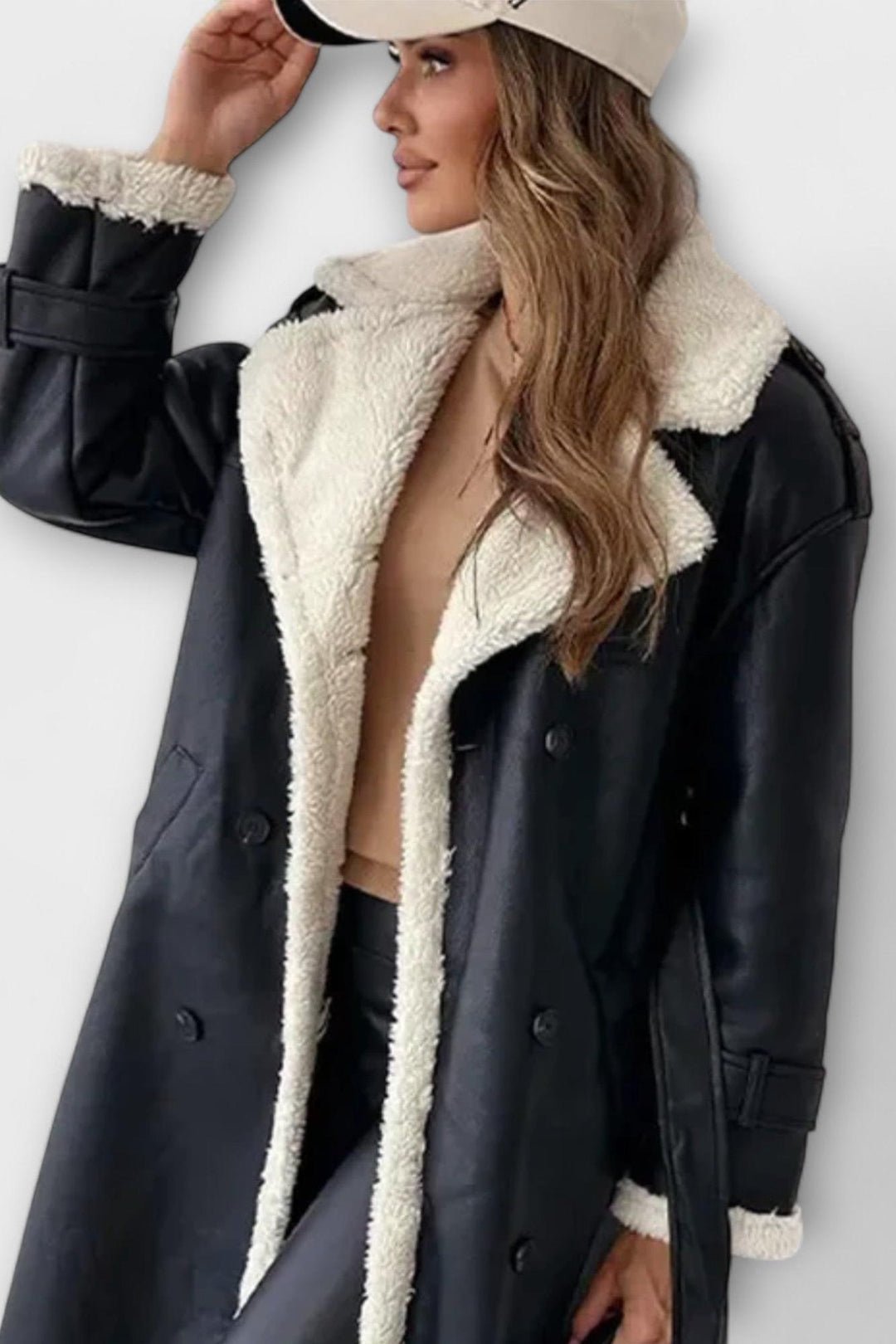 Moderigtig lang damejakke, Andrea, i kunstpels og læderlook. Perfekt som varmt overtøj til efterår/vinter.