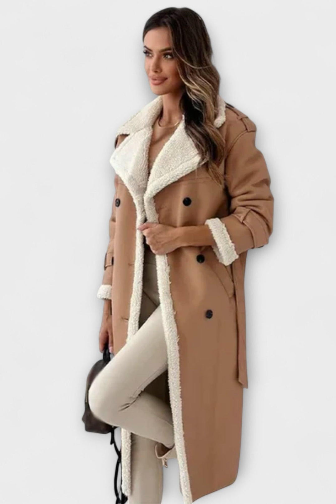 Stilfuld og varm Andrea kvindejakke. En luksuriøs kunstpelsjakke med læderlook for et elegant vinteroutfit.