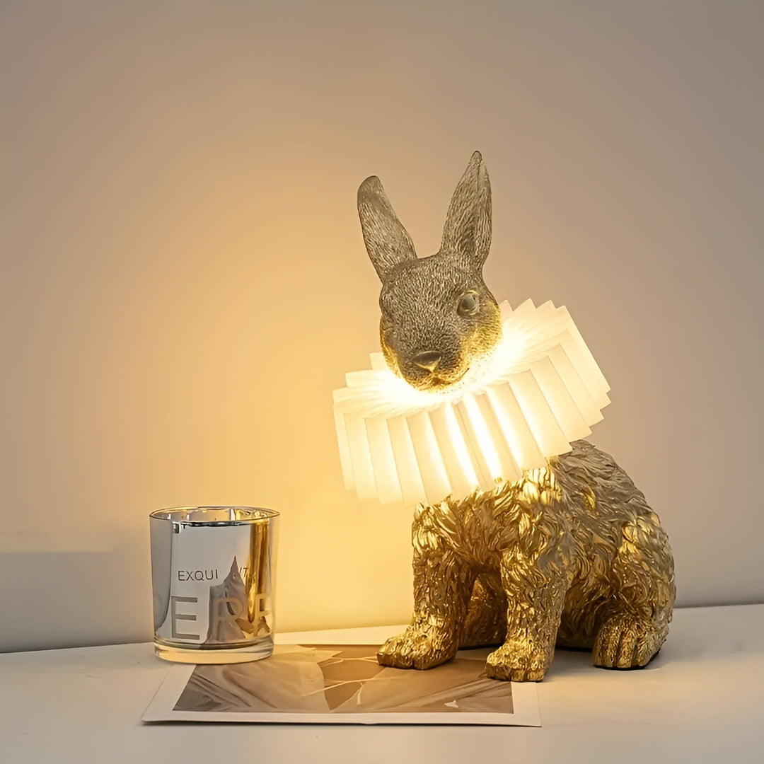 Dekorativ Art Deco kaninlampe. Stilfuld læselampe eller hyggelig bordbelysning til interiør.