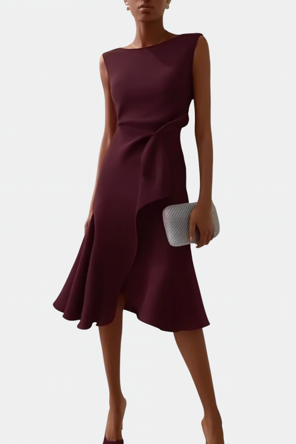 Tidløs og elegant asymmetrisk midi kjole, perfekt til kvinder der søger en chic sommerfestkjole.