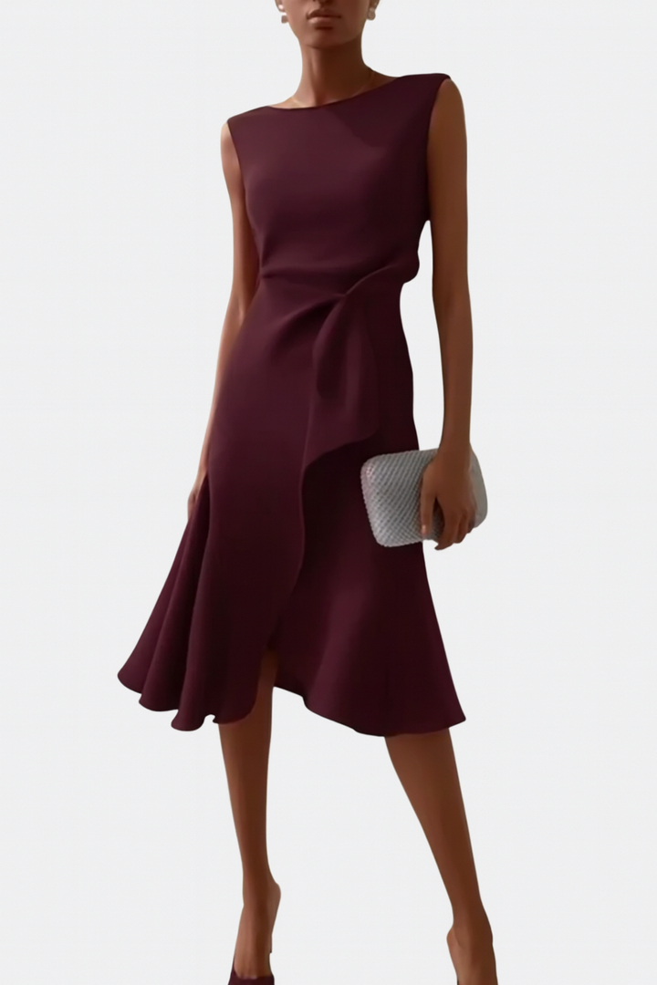 Tidløs og elegant asymmetrisk midi kjole, perfekt til kvinder der søger en chic sommerfestkjole.