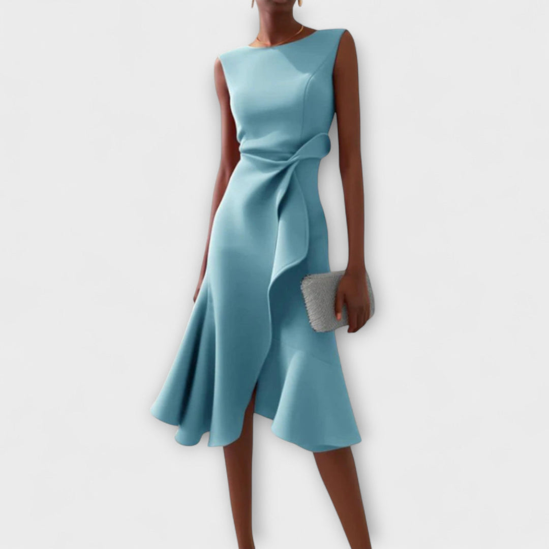 Kvindemodel i elegant asymmetrisk midi kjole, klar til sommerfesten, fremhæver det unikke design.