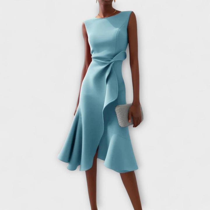 Kvindemodel i elegant asymmetrisk midi kjole, klar til sommerfesten, fremhæver det unikke design.
