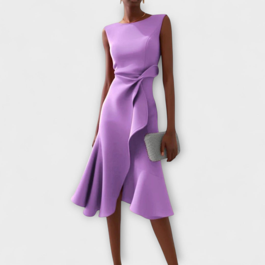 Bagside af asymmetrisk midi kjole til kvinder, viser det elegante fald og draperede detaljer.