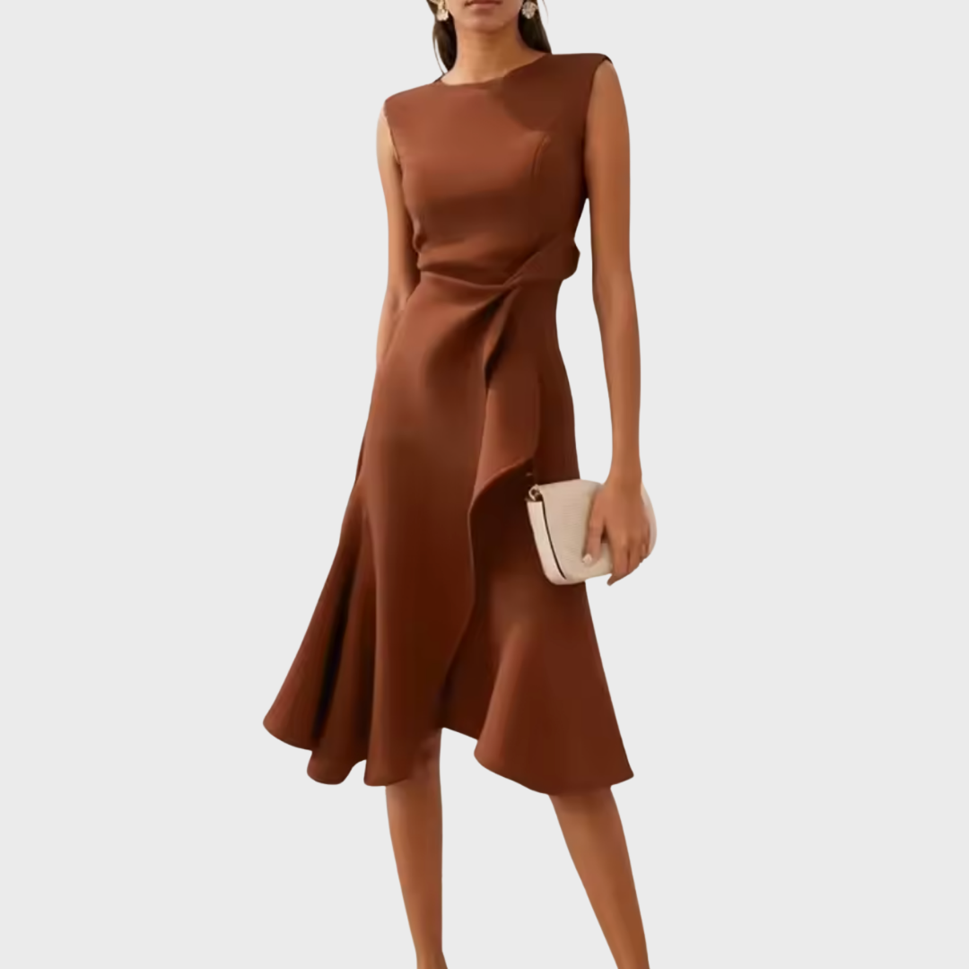 Kvindemodel i bevægelse, iført flagrende asymmetrisk midi kjole, let og elegant til fest.