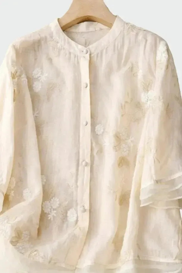 Elegant beige dame skjortebluse med løs pasform og fin struktur. Perfekt til hverdag og fest.