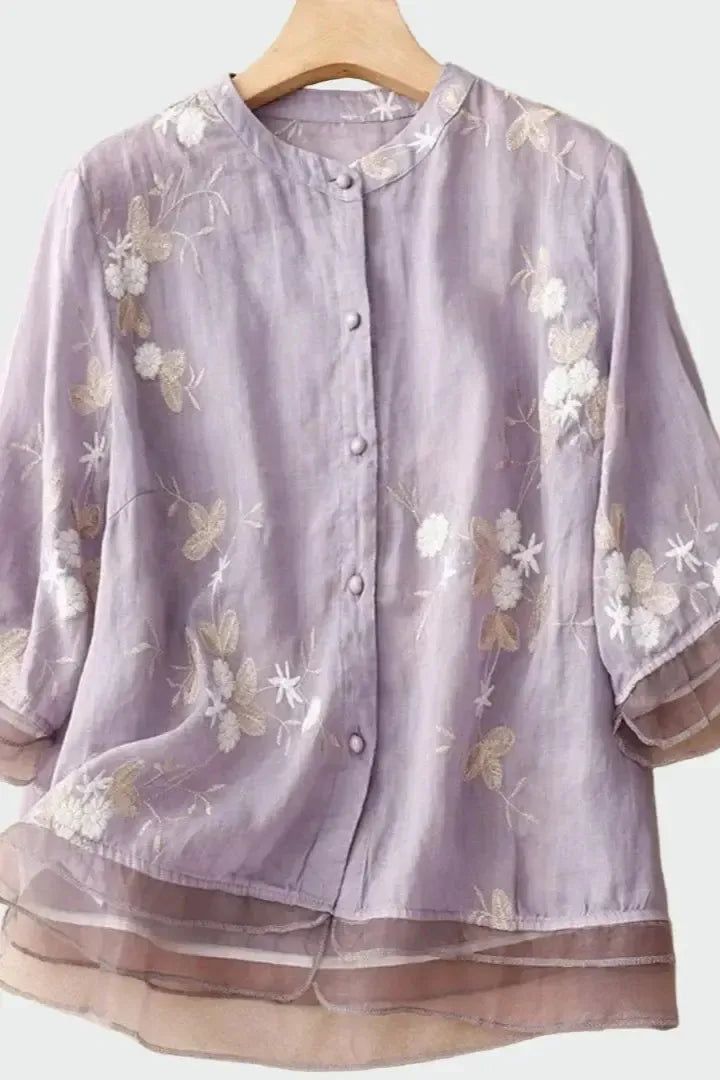 Feminin lilla skjortebluse med afslappet pasform og elegant stof. Ideel til forår og sommer.