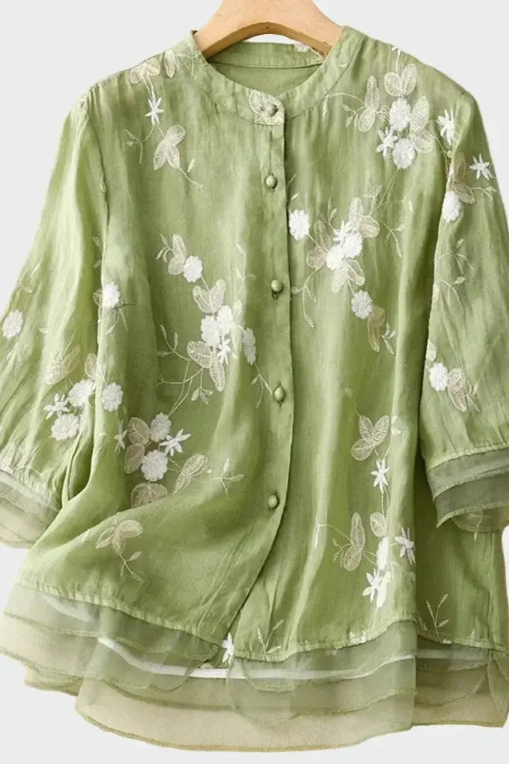 Grøn damebluse med elegant struktur og løs pasform. Stilfuld til både kontor og fritid.