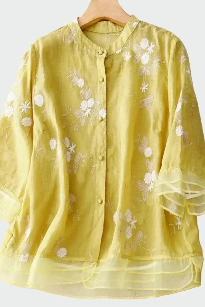 Stilfuld gul dame skjortebluse med behagelig løs pasform. Elegant valg til en afslappet sommerdag.