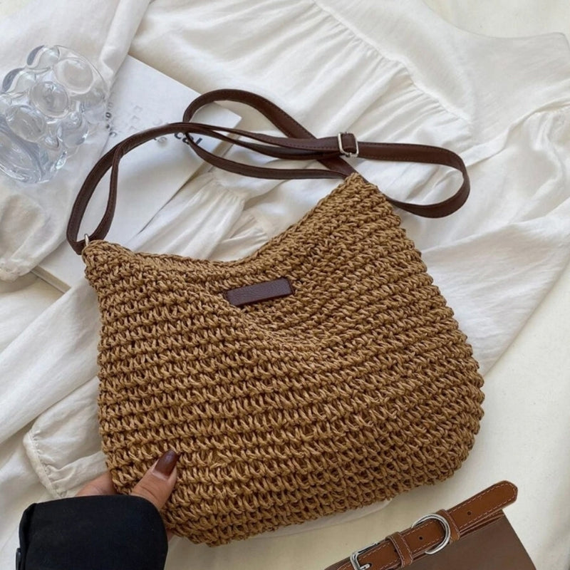 Elegant dametaske i beige, stor skuldertaske. Rummelig og funktionel til hverdag, arbejde og kontor.