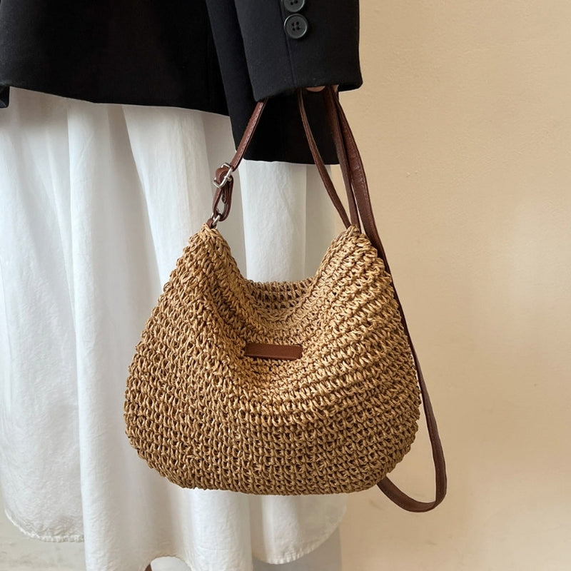 Funktionel beige skuldertaske til kvinder. Stor, rummelig og elegant, perfekt som hverdagstaske eller kontortaske.