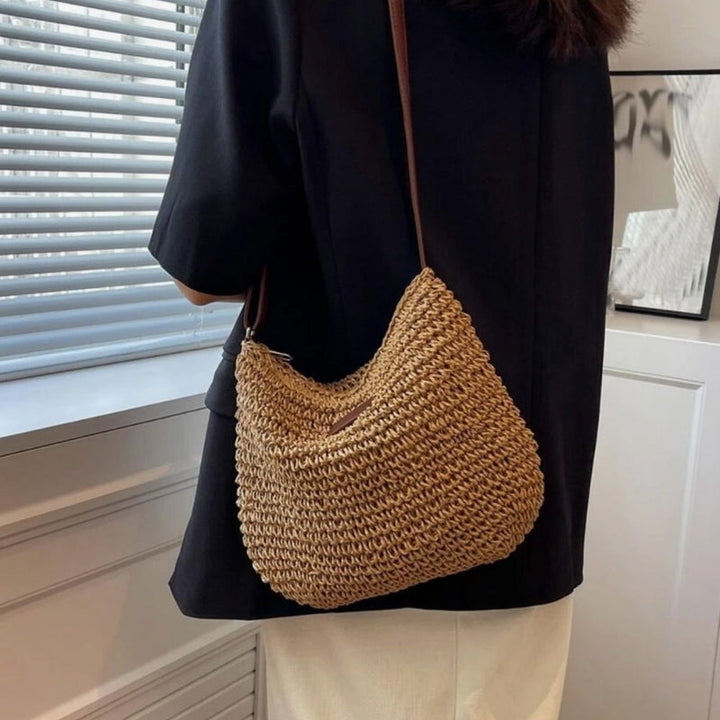 Minimalistisk beige dametaske, stor skuldertaske. Elegant og rummelig til hverdag, praktisk som kontortaske.