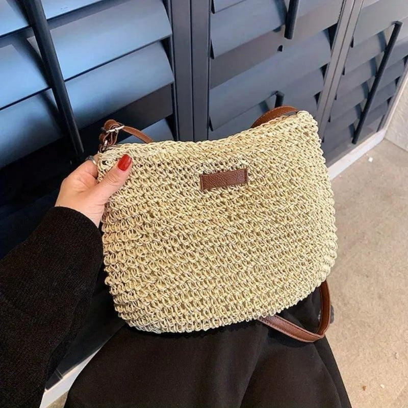 Stor, rummelig dametaske i elegant beige. Funktionel skuldertaske til hverdag og professionel brug på kontoret.