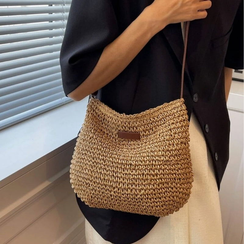 Klassisk beige dametaske. Elegant og rummelig skuldertaske til kvinder, perfekt til hverdag, shopping eller kontor.