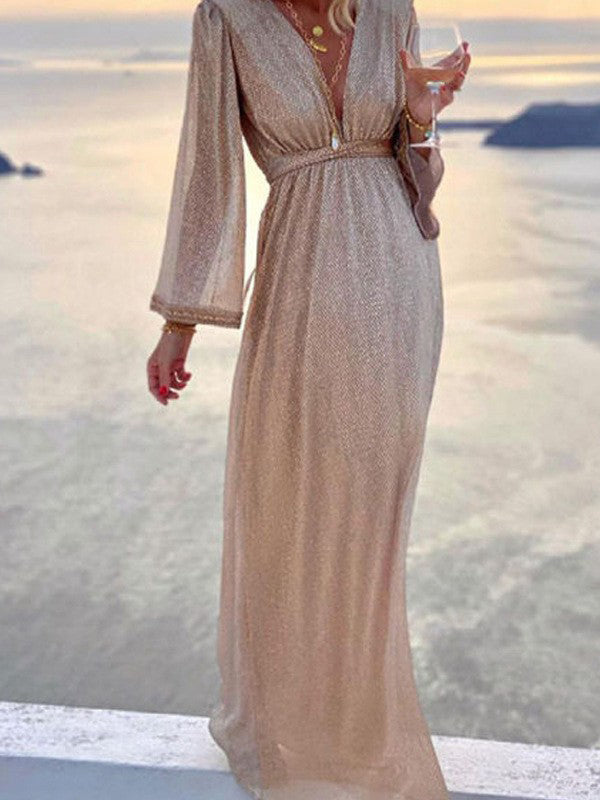 Elegant beige glimmer maxikjole med V-udskæring og lange ærmer til dame.