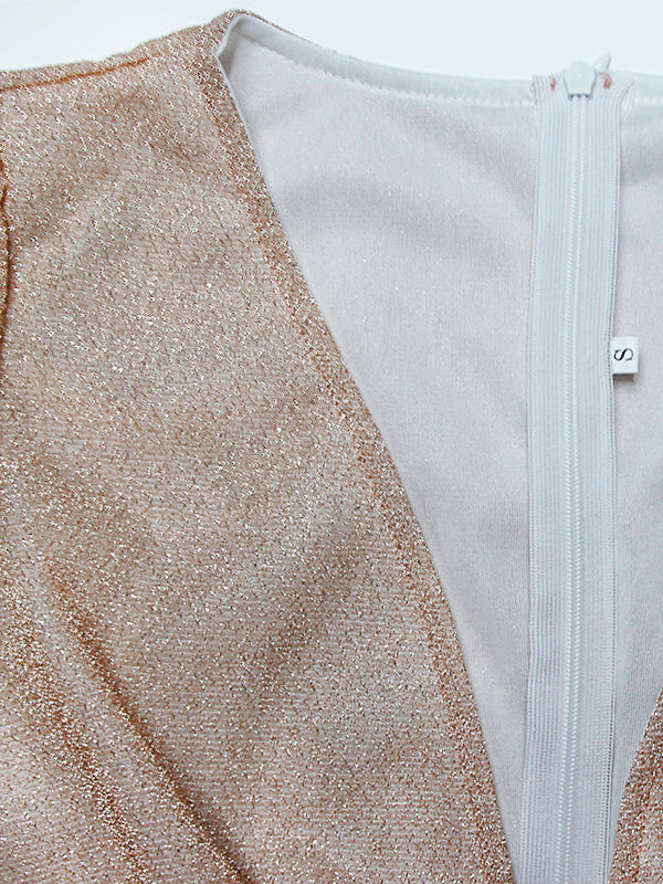 Smuk aftenkjole til damer: Elegant beige glimmer maxikjole med V-udskæring.