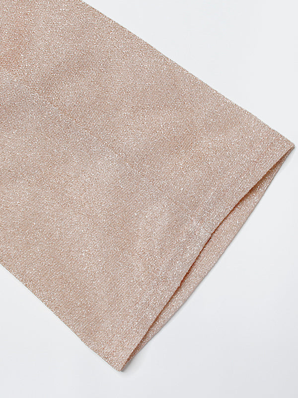 Stilfuld damekjole i beige glimmer med V-udskæring og bindebælte. Perfekt som festkjole.