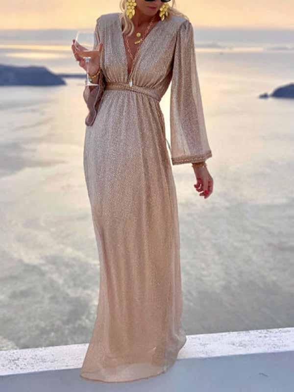 Lang, elegant glimmerkjole i beige med V-udskæring og lange ærmer til fest.