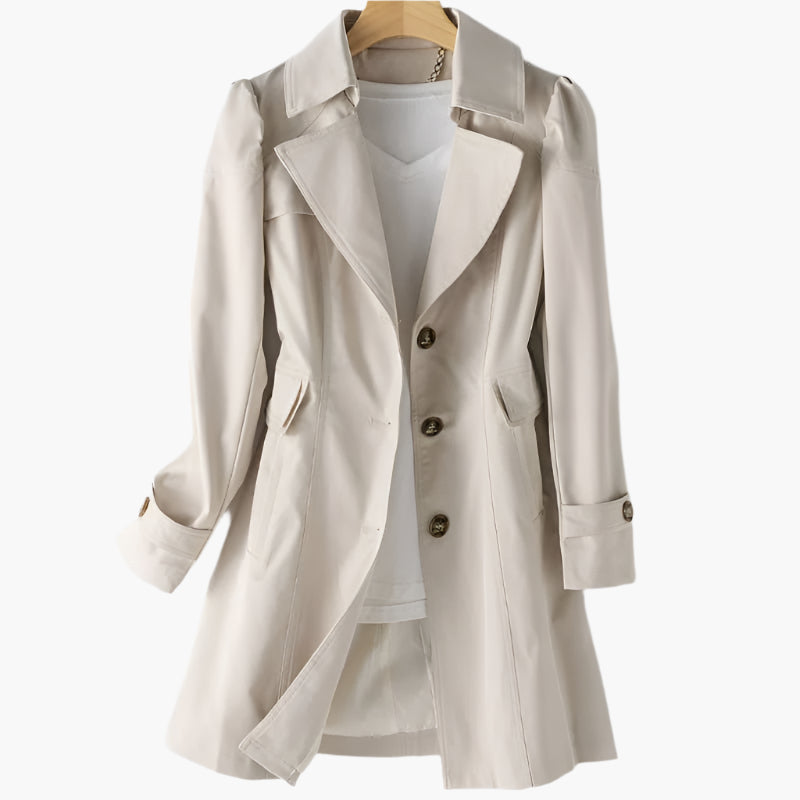 Elegant beige klassisk trenchcoat til dame. Stilfuld efterårsjakke med bælte og revers. Perfekt ytterbeklædning.