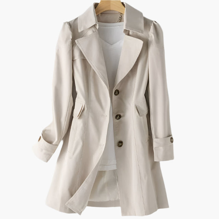 Elegant beige klassisk trenchcoat til dame. Stilfuld efterårsjakke med bælte og revers. Perfekt ytterbeklædning.