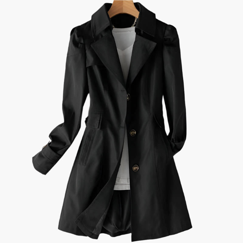 Dame sort klassisk trenchcoat med bælte og knapper. Elegant langfrakke til efteråret. Stilfuld mode yttertøj.