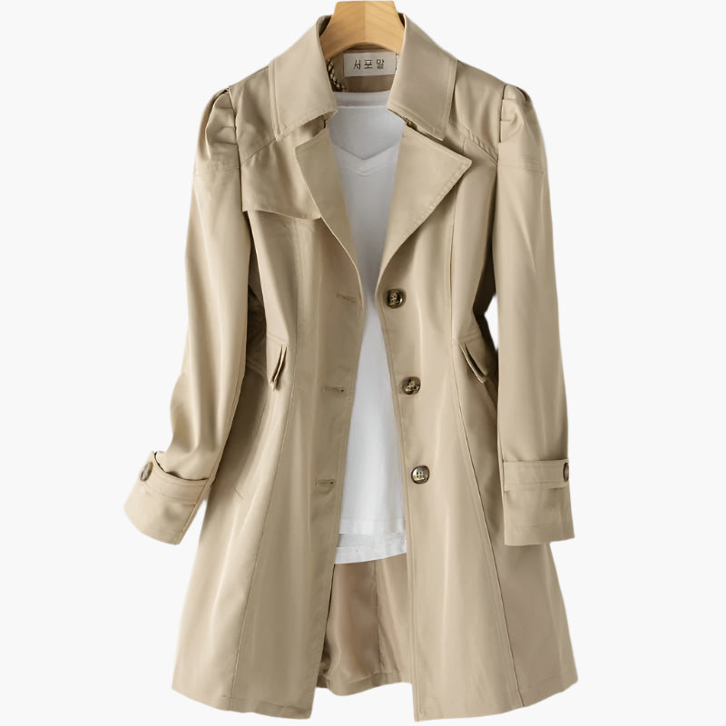 Khaki dame trenchcoat. Klassisk efterårsjakke med stilfuldt snit, dobbeltknapper og bælte. Elegant ytterbeklædning.