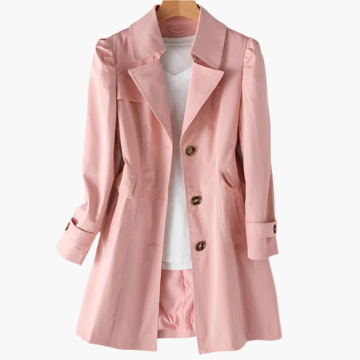 Stilfuld lyserød dame trenchcoat. Elegant efterårsjakke, lang og klassisk. Perfekt mode ytterbeklædning til kvinder.