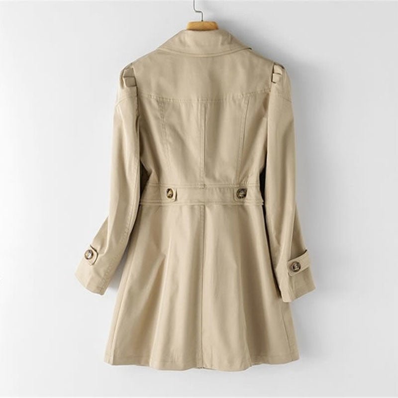 Klassisk dame trenchcoat. Elegant langfrakke i tidløst design, perfekt til efteråret. Stilfuld mode ytterbeklædning.
