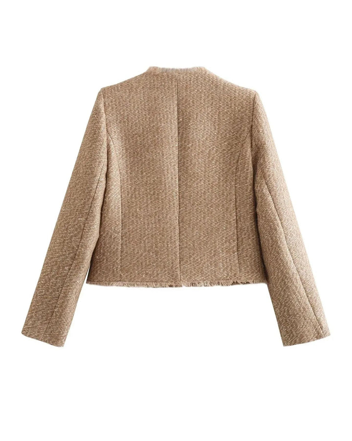 Sidebillede af kvinders elegante beige frakke, der fremhæver det tidløse design og den komfortable pasform.