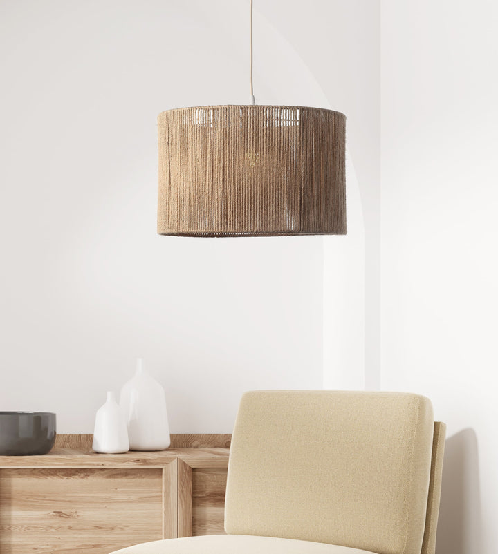 "Elegant beige pendel Ø30 i naturlig jute til indendørs belysning, skaber varm glød og passer i moderne og klassisk indretnin