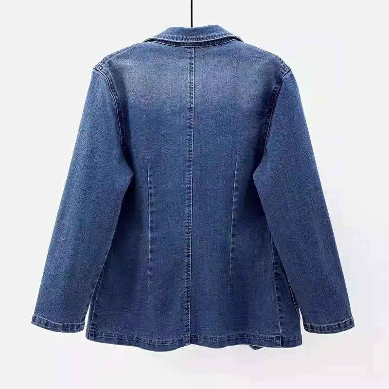 Skræddersyet blå denimblazer for kvinder. Komfortabel og trendy damejakke til elegant hverdagsbrug.