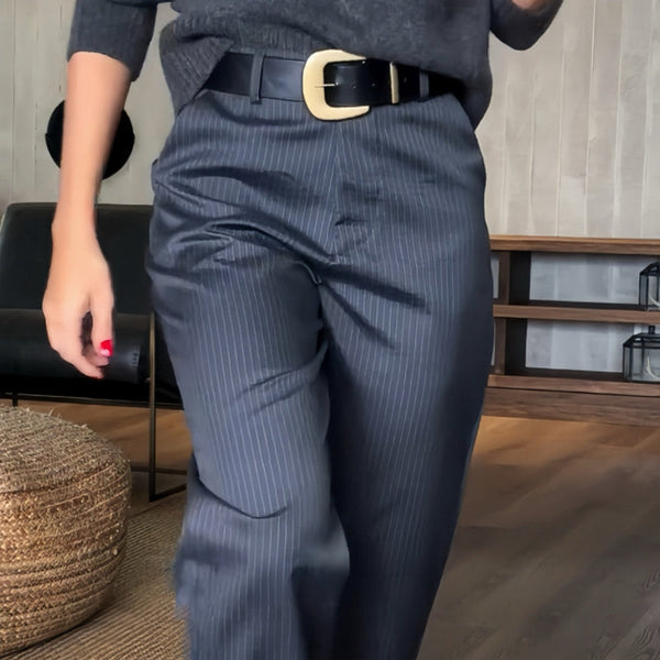 Chikke blå og hvide stribede elegante højtaljede damebukser med lige ben for et raffineret look.