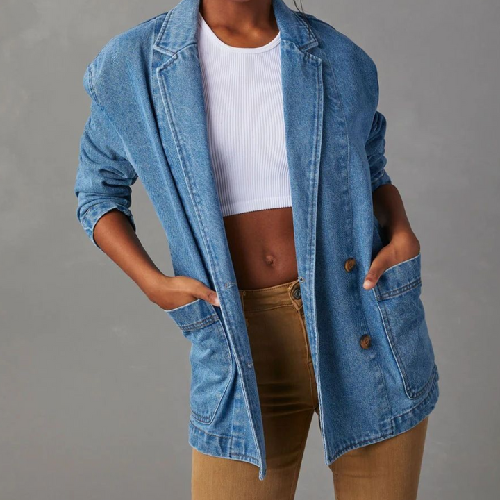 Elegant blå denimjakke til kvinder, alsidig til forår og efterår, fremhæver kurver og tilbyder komfort og stil.