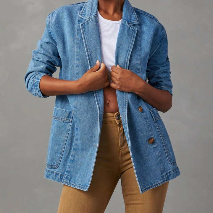 Elegant blå denimjakke til kvinder, alsidig til forår og efterår, fremhæver kurver og tilbyder komfort og stil.