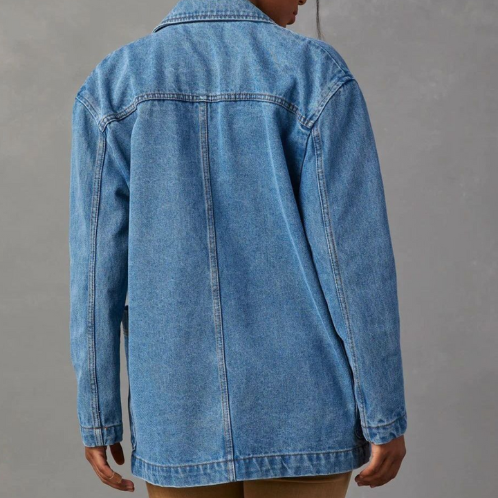 Elegant blå denimjakke til kvinder, alsidig til forår og efterår, fremhæver kurver og tilbyder komfort og stil.
