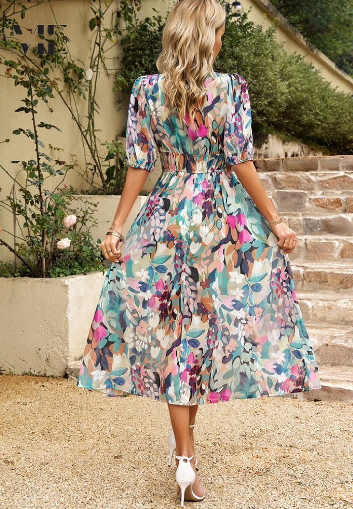 Kvinders elegante blomsterkjole til sommer, med smukt farverigt blomsterprint design. Dagligdag og fest.