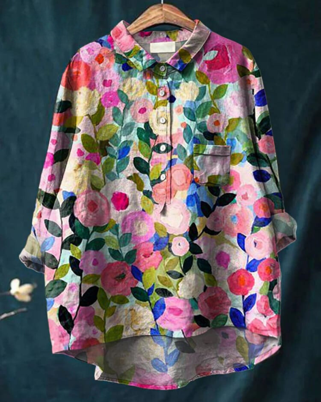 Elegant blomstret bluse til kvinder med tidløst blomsterprint. Langærmet top, perfekt til hverdag og fest.