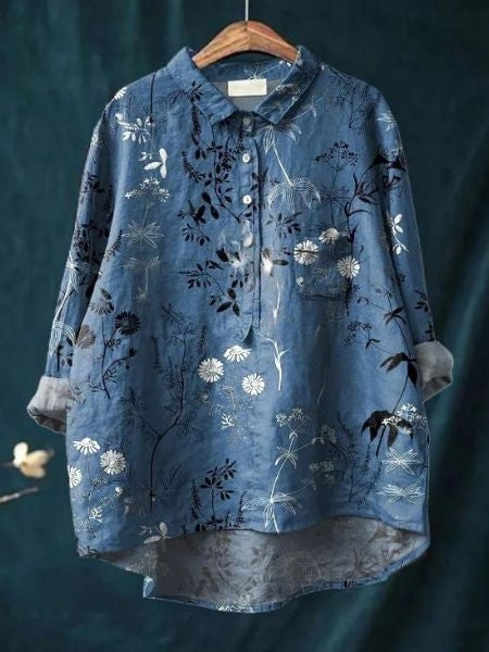 Tidløs blomstret bluse til kvinder med klassisk blomsterprint. Feminin og elegant langærmet top.