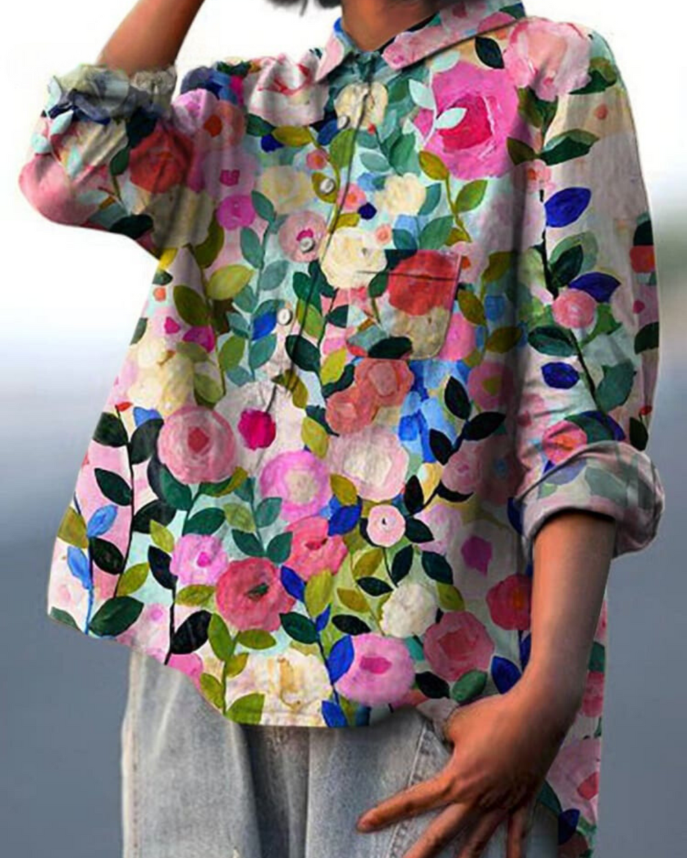 Feminin letvægts blomsterprint bluse til kvinder. Romantisk stil, ideel til sommer og forårsdage.