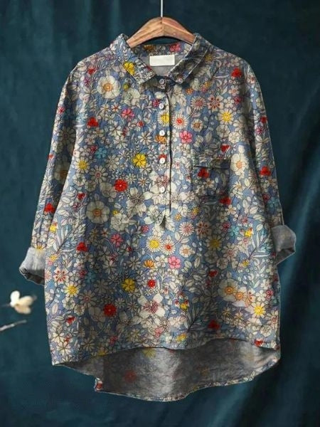 Romantisk elegant blomstret top med delikat blomsterprint. Perfekt til sommer og feminin mode.