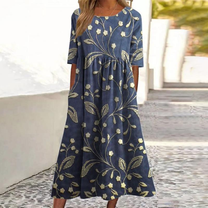 "Elegant blomstret broderet midi kjole til hverdag, visende håndlavet blomsterdetaljer og flatterende pasform."