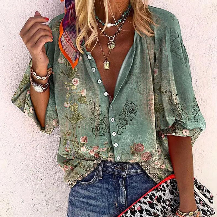 Elegant blomstret damebluse i let stof, perfekt til hverdag og fest. Stilfuldt blomsterprint.