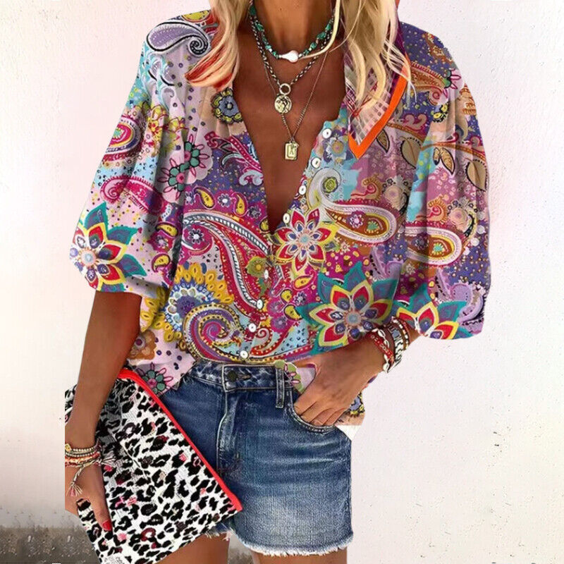 Komfortabel blomstret damebluse med farverigt print. Ideel som let sommerbluse til kvinder.