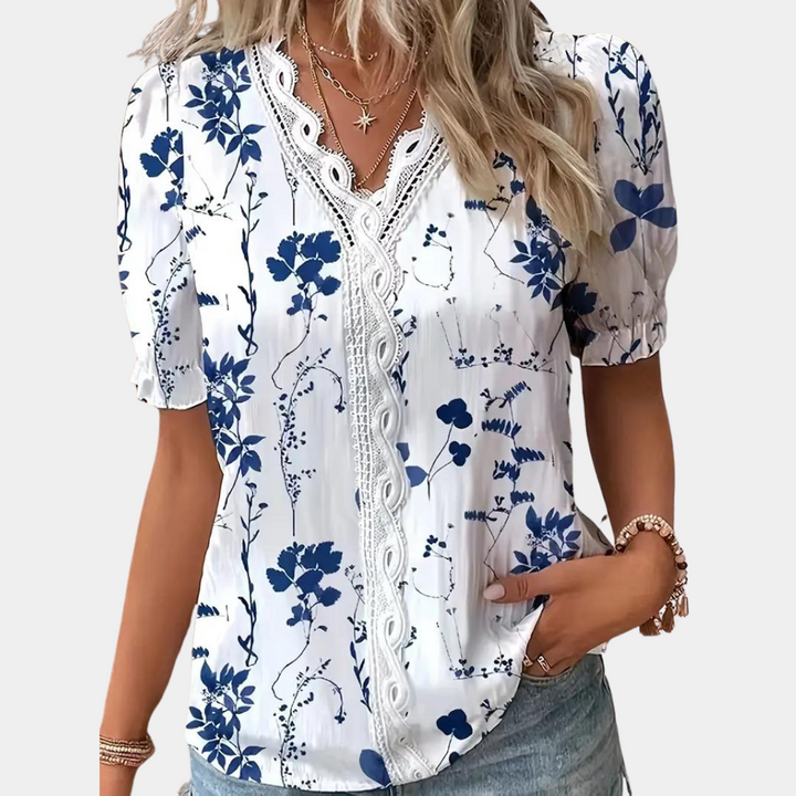 Elegant damebluse med blomstermønster og blondekant, perfekt til både hverdag og fest.