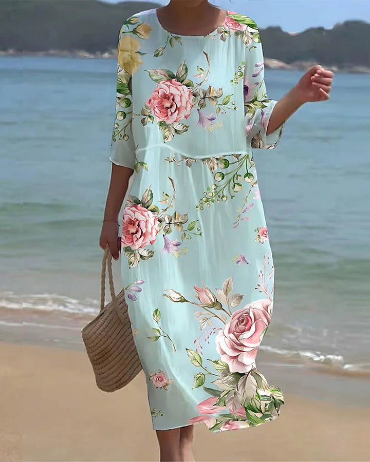 "Elegant blomstret Emma kjole med klassisk snit, perfekt til alle anledninger. Komfortabelt åndbart stof, feminin stil."
