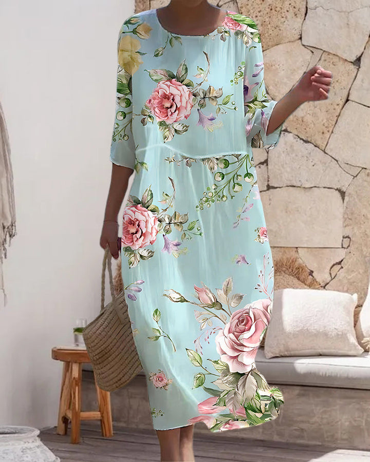 "Elegant blomstret Emma kjole med klassisk snit, perfekt til alle anledninger. Komfortabelt åndbart stof, feminin stil."