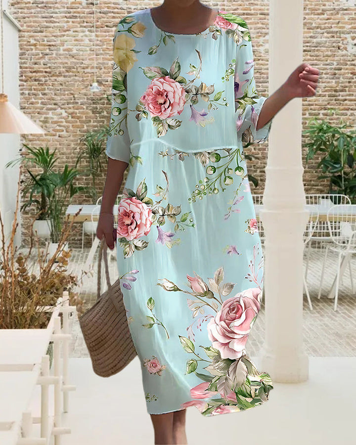"Elegant blomstret Emma kjole med klassisk snit, perfekt til alle anledninger. Komfortabelt åndbart stof, feminin stil."