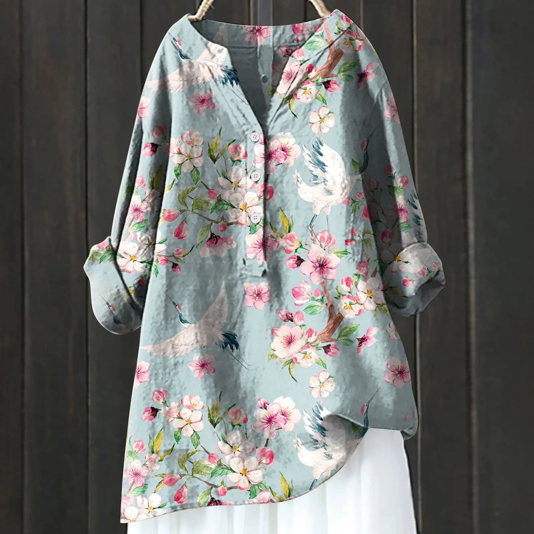 "Elegant blomstret knap-down bluse, figursyet og farverig til både arbejde og fritid, perfekt til enhver kvinde."
