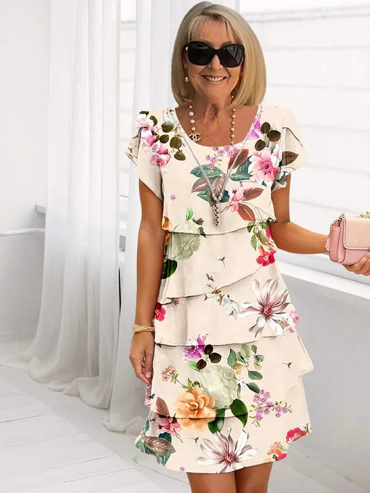 Elegant blomstret plisseret sommerkjole med flæser for en feminin og trendy stil til kvinder.